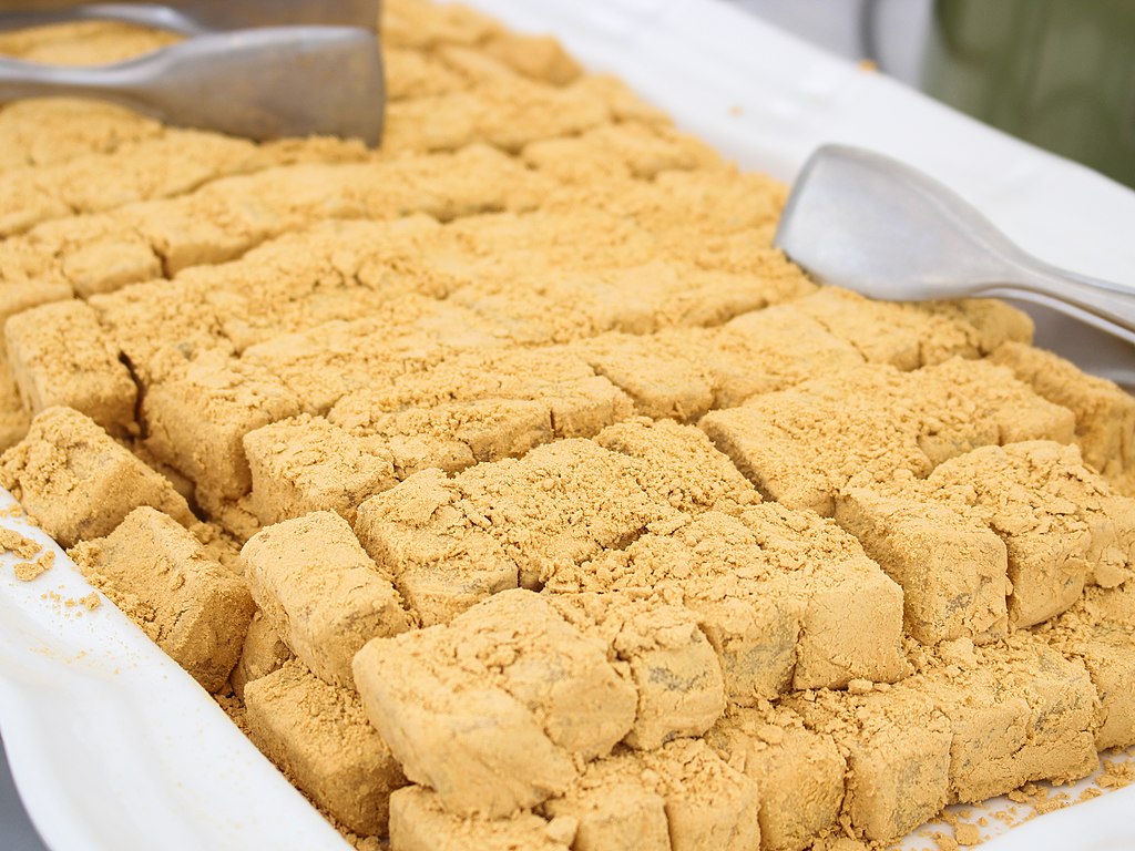 glutinous rice cake with soybean flour, injulmi