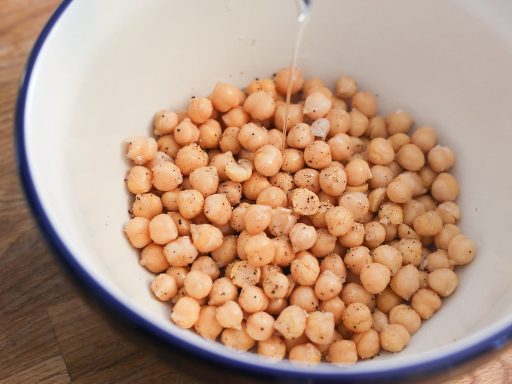 Chickpea beans seasoned with pepper and oil