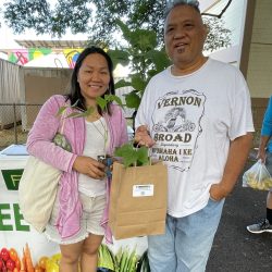 Participants posing with green bean seedling kit